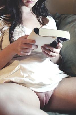Leitura sem fundo com uma adorável vagina raspada mostrando