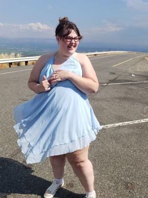外でセクシーな青いドレスを着ておっぱいを露出させる