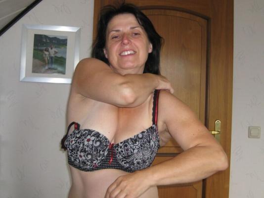 UNE FEMME AUX GROS SEINS DÉCOUVRE TOUT