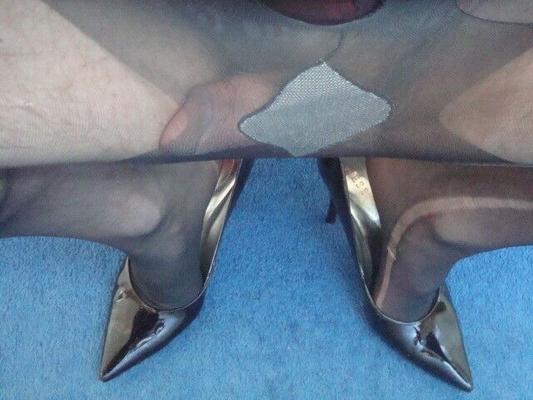 NYLONS PRETOS E UM PAU DURO QUE VOCÊ PODE CHUPAR