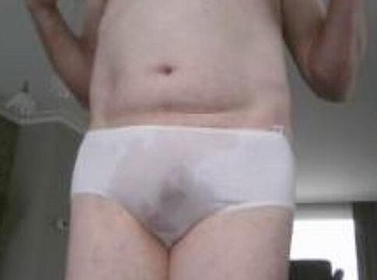 Sissy Charlotte se mete en vrouwenslip