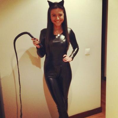 彼女の中にすでにたくさんのペニスがある若い雌犬