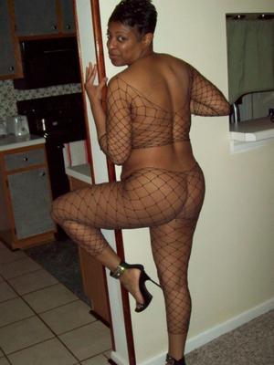 Haarige schwarze MILF