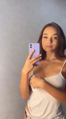 Süßes Camgirl beim Blinken
