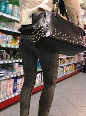 épico shopping candids jeans apertados