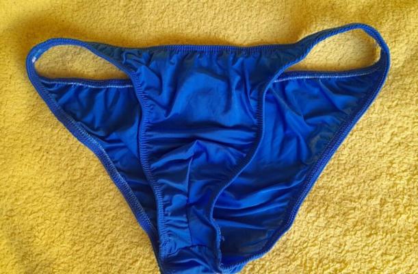 mi nuevo bikini de seda azul