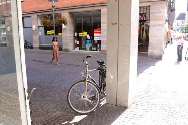 かわいい小柄な十代のニカがショッピングセンターの外でヌードを露出
