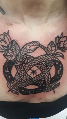 Deslizamiento del pezón en la tienda de tatuajes