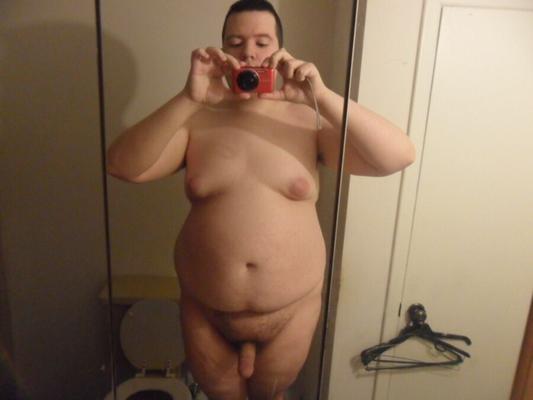 Selfie entièrement nu montrant ma petite bite