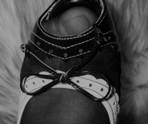Meus pés fedorentos em sapatos de empregada (monocromático)