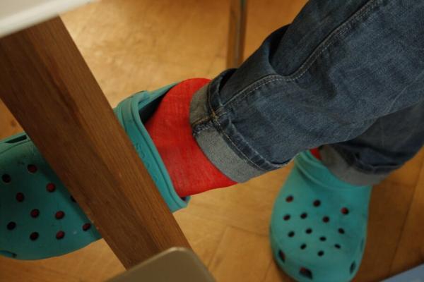 meia-calça vermelha em Crocs