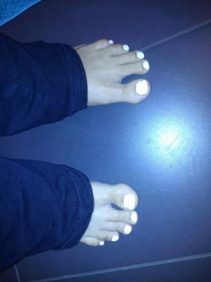 azul com unhas brancas