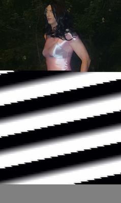 Сисси Тони в розовом платье