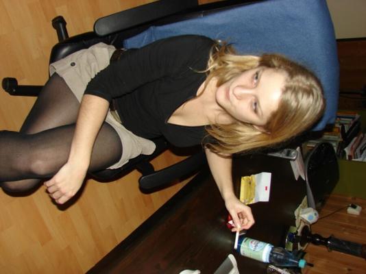 fqkin または小さなギャルを作って、彼女から希望の裸の写真を入手してください