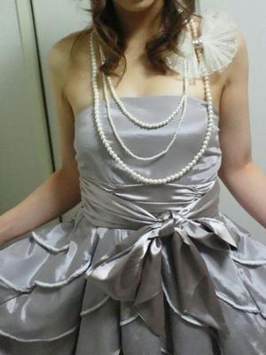 Une jeune femme enlève une robe.