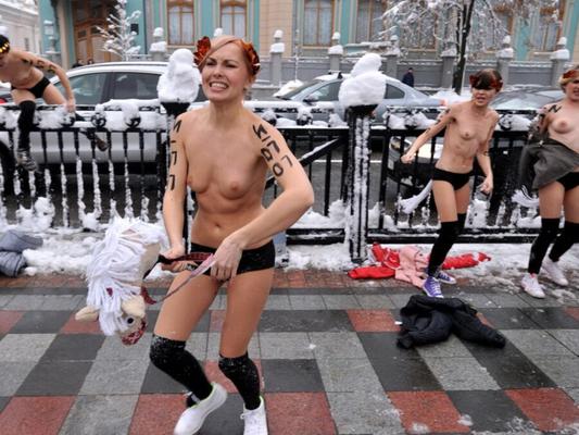 Протестующих арестовывают