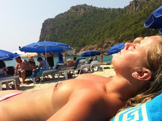 Jeune MILF suédoise percée en vacances à la plage