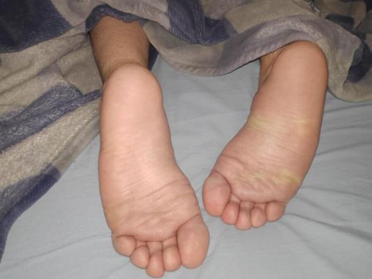 Pieds exposés du petit ami