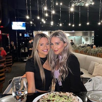 Dos chicas rubias.  