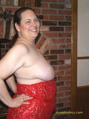 Nancy, BBW poilue, montre sa chatte à son mari bi