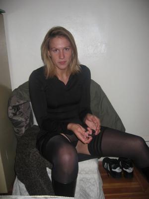 Linda chica rubia le gusta mostrar su coño y follar