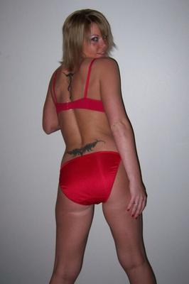 Amateur en culotte de satin rouge