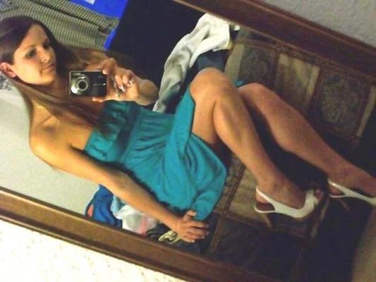 belles jambes et pieds dans des chaussures et des tongs