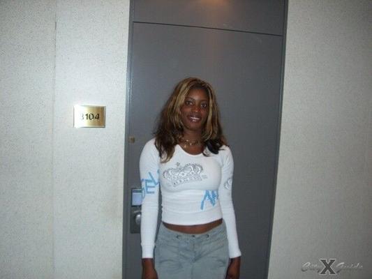 Camarões - prostituta de Douala é uma merda em quarto de hotel em Zurique