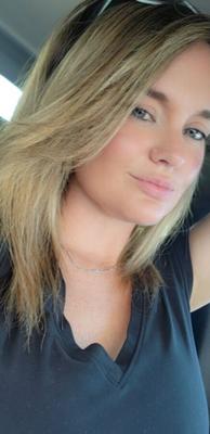 Jenny, une fille potelée et sexy, montre son corps de multiples façons.