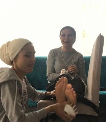 Турецкие две девушки в хиджабе щекочут ступни, сексуальные подошвы, аяк-тюрбанл?