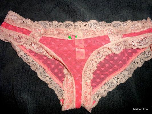 Calcinha de renda rosa totalmente translúcida