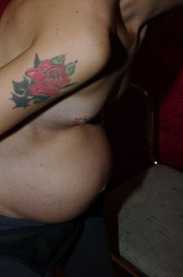 Alemã grávida e sem tetas fica nua para pervertido. 