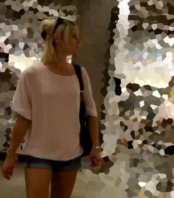 小さなおっぱいの素敵なブロンドはあなたの精液が欲しいです