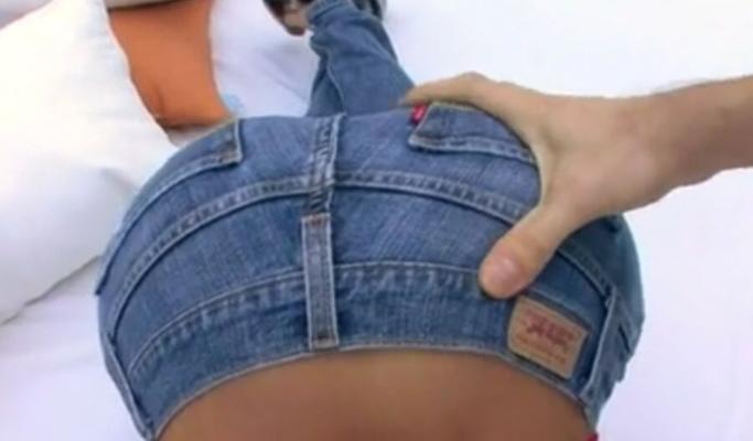 セクシーなリーバイス ジーンズのキャップをかぶったカムガールまたはティーザー
