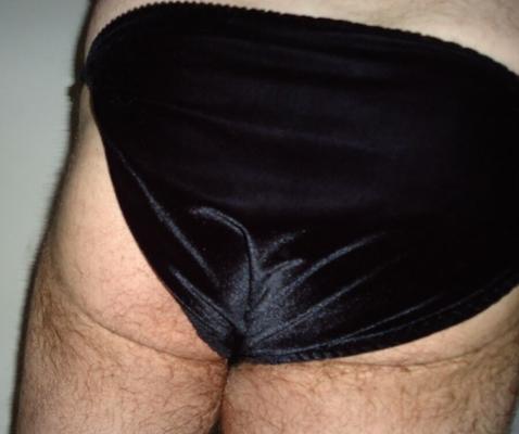 妻の黒いベロアパンティーを履いた私の尻