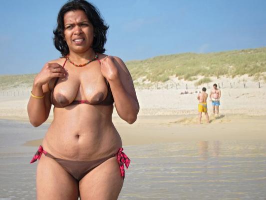 público exposto indiano desi milf beach bikini piscando