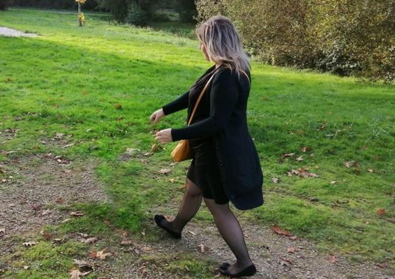 Perra joven con medias cosidas en el parque