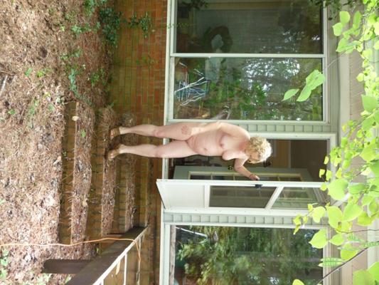femme mature amateur potelée nue à l'extérieur