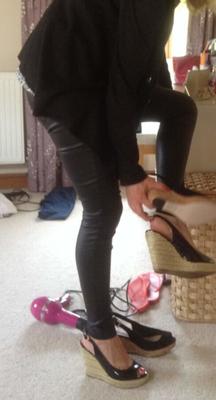 esposa bêbada tentando dar uma punheta leggings de couro brilhante pés s