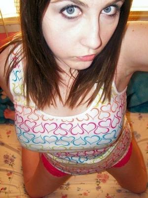 Adolescente gamer con grandes tetas!