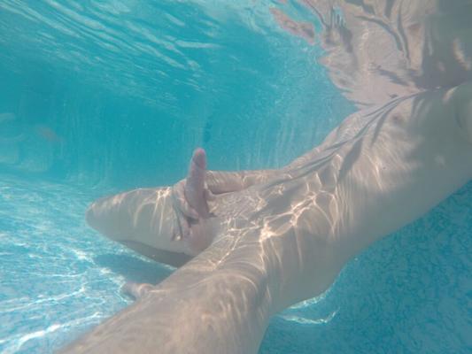 мне весело под водой