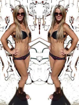 Sarah Kantorova Stripper absolutamente coloca a bunda do biquíni em risco