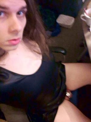 SissyNikkie s'ennuie