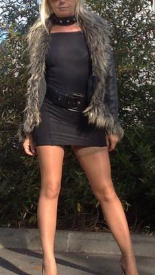 sophie francesa prostituta salto com estampa de leopardo vestido preto correntes no tornozelo