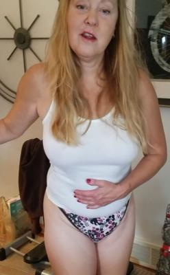 Rubia madura amateur con bragas mixtas