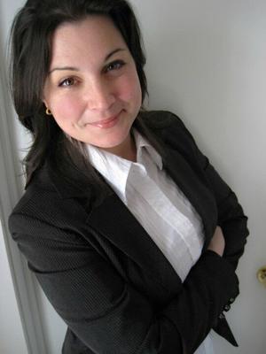 Femme brune aux gros seins exposée