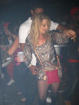 Mulher Sexy leva BBC para casa do clube