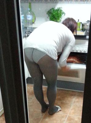 パンストを履いたキッチンのお母さん