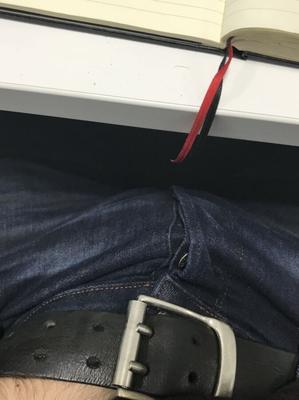 Wenn Sie bei der Arbeit sind, aber nicht widerstehen können, Ihre Nachrichten zu lesen xx
