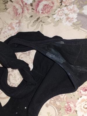彼女がシャワーを浴びているときに彼女の汚れたTバックの写真を撮る
